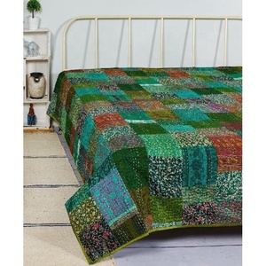 Nouvel arrivage de couvre-lit vintage en soie Kantha couette cousue à la main pour la maison - Product Image 1