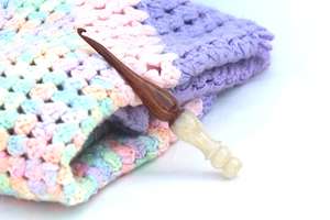 Crochets en résine époxy faits à la main Mélange en bois Aiguille ergonomique 3mm à 12mm de tailles différentes Manche souple Aiguille à tricoter - Product Image 6