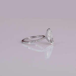Anillo de compromiso chapado en oro macizo de 14 quilates con engaste pavé, diamante de laboratorio talla pera, media eternidad con diamantes laterales de talla redonda para mujer - Product Image 4