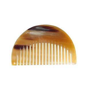 Peine de cuerno hecho a mano con dientes anchos y tacto natural para un fácil desenredado y control de la rotura del cabello a un precio de bolsillo. - Product Image 3