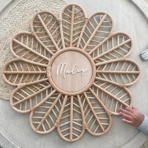 Signe de nom en rotin d'intérieur tenture murale panneaux décoratifs en forme de fleur pour la maison et le bureau - Product Image 6