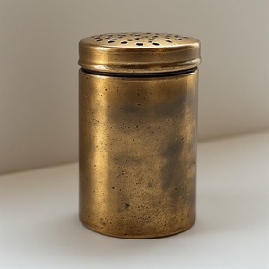 Moulin à sel et à poivre en bois de qualité supérieure avec travail artisanal en laiton poli lisse offrant un accent décoratif pour les repas - Product Image 1