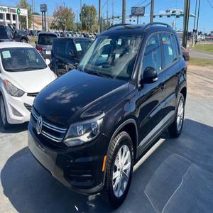 2017 // Tiguan/ S AWD Camioneta automática ACC Control de crucero R18 Tamaño del neumático Asientos de cuero Interior oscuro - Product Image 1