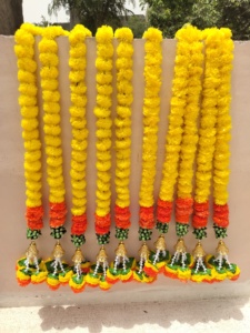 Guirnalda de caléndula artificial esponjosa hecha a mano de 6 pies con campanas y hojas para Diwali Navratri Home & Mandir Decoration - Product Image 4