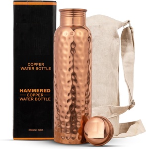 Gravure conçue bouteille d'eau en cuivre de produit très percutant avec Durable avec boîte taille standard disponible pour la vente de cadeaux - Product Image 5