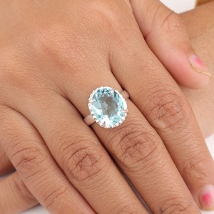 แหวนเงินแท้ 925 ประดับพลอยโทแพซสีฟ้าทรงรี งานแฮนด์เมด ได้รับการรับรองจาก IGI หินประจำเดือนธันวาคม เหมาะสำหรับเป็นของขวัญสำหรับผู้หญิง - Product Image 6