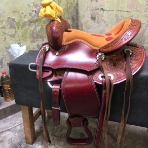 Conjunto de Silla de Montar Western de Cuero Premium con Diseño Artístico y Detalles en Madera |   Juego de Herrajes de Acero Inoxidable Hechos a Mano para Montar a Caballo - Product Image 1