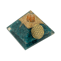 Pyramide d'orgone en apatite naturelle en gros Pyramide d'orgonite faite à la main pour l'inspiration et l'énergie du chakra de la gorge