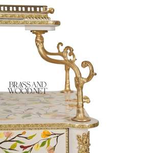 Chariot de service classique en bois massif avec un design peint à la main et des détails en laiton pour les intérieurs de luxe - Product Image 3
