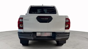Toyota Hilux 2024 à vendre – Transmission automatique, moteur essence 4.1-6L, sièges en cuir, toit ouvrant, phares LED - Product Image 5