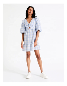 Robe d'été décontractée 100 % coton, longueur genou, coupe trapèze, manches bouffantes, imprimé à carreaux intégral, magnifique design col en V - Product Image 4