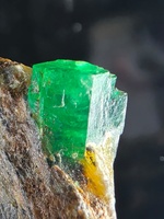Batu Permata Emerald Natural Glow Gemstone Swat, Spesimen Potongan 51,23 Gram, Kristal Beryl Hijau, Batu Permata Lepas 66,98x14,36x15,55mm, Pakistan