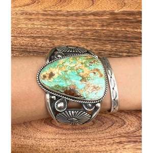 Brazalete de Plata de Ley y Turquesa Royston Hecho a Mano por Artistas Navajo, Accesorio de Moda - Product Image 2