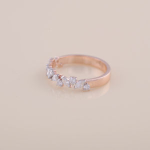 Anillo de media eternidad con diamantes cultivados en laboratorio de corte marquesa y redondo de 0.47 quilates |   Anillo de Boda de Oro Blanco, Amarillo y Rosa de 18K - Product Image 3