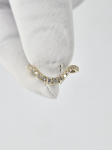 Anillo de diamante cultivado en laboratorio en oro amarillo de 14K y 18K |   Anillo de compromiso con diamante central en forma de hoja para mujer |   Joyería Fina de Lujo - Product Image 6