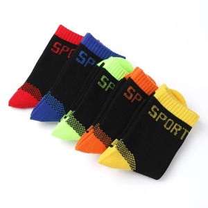 Calcetines deportivos personalizados para niños, calcetines gruesos de hilo doble a la moda, patrón de logotipo, 3 pares/5 pares para deportes de primavera para niños - Product Image 4