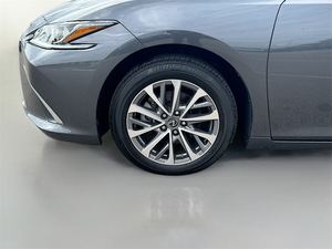 Lexus ES Hybrid 300h FWD 2022 d'occasion en excellent état, prêt à être expédié - Product Image 4