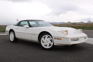 Chevrolet Corvette 1988 d'occasion en excellent état, édition 35e anniversaire, 39 000 milles, moteur V8, toit amovible, non modifiée - Product Image 2