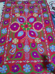 Extensores de cama bordados a mano Suzani hechos a medida, con temas tribal, ideales para reventa por tiendas de decoración del hogar - Product Image 3