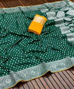 Saree de mariée en velours avec dentelle et détails floraux - Product Image 5