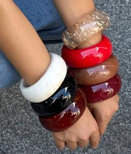 Juego de Brazaletes de Resina de Diseño Premium para Mujer con Acabado Brillante y Suave, Elegante Accesorio de Mano para Uso Diario y Estilo de Fiesta - Product Image 2