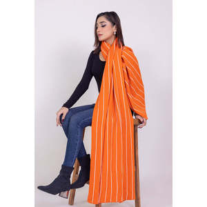 ผ้าคลุมไหล่ยาวลายทางสำหรับเด็กผู้หญิง ดีไซน์ลายแจ็คการ์ด ผลิตจากผ้าวูล โพลีเอสเตอร์ และแคชเมียร์  สามารถปรับแต่งโลโก้ได้ รุ่น WG-SH-W22-125B - Product Image 2