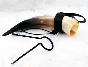 Cuerno para beber decorativo hecho a mano auténtico con correa de cuero única y soporte de metal para padrinos de boda en la costa más baja - Product Image 5