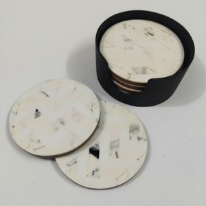 Dessous de verre en émail Mdf au motif géométrique personnalisé fait à la main avec support noir Décoration de table et accessoires Tapis et tampons - Product Image 3