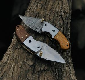 Couteaux pliants portables faits à la main avec manche en bois, vente en gros pour le camping, la survie et le bushcraft, haute qualité, personnalisés avec étuis - Product Image 1
