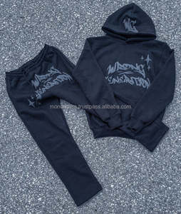 Ensemble de survêtement thermique pour homme, style streetwear, avec impression 3D en relief personnalisée, en polaire, comprenant un sweat à capuche motif araignée et un pantalon évasé, coupe épaisse, style urbain - Product Image 1