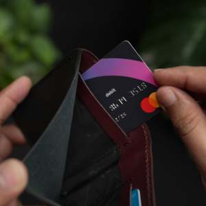 NO.86 กระเป๋าสตางค์หนังพับแนวตั้งพร้อมระบบป้องกัน RFID (สีดำโอเชียนและสีแดงเบอร์กันดีสำหรับผู้ชาย) - Product Image 4