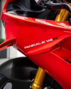 Moto de course V4 1100cc haut de gamme, design de cadre léger - Product Image 3