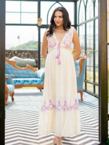 Robe maxi bohème blanche avec broderie violette, robe d'été en coton, tenue de vacances pour femmes, robe maxi bohème blanche avec style bohème - Product Image 3