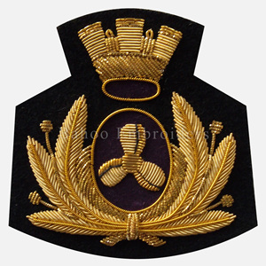 Écusson à coudre en tissu brodé à la main ROYAL BADGE - Product Image 1