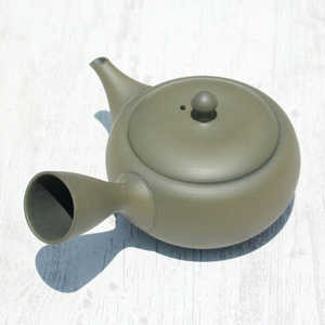 Tetera Kyusu de Takasuke Kiln, Diseño Plano y Redondo Verde, Cerámica Tokoname, Arcilla Shudei, 17x13x9cm, para Otras Bebidas - Product Image 5