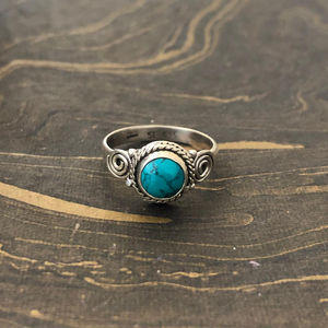 Anillo de Turquesa Delicado (3.1 Gramos) Chapado en Oro Rosa de 18K con Rodio, Corte Princesa, Estilo Eternidad con Engaste de Bisel, Regalo Perfecto - Product Image 1