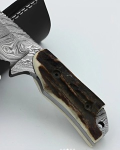 Couteau de skinner en acier damas Full Tang fait à la main avec manche en corne de taureau et gaine en cuir supporté par l'OEM - Product Image 5