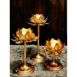 Support à bougies vintage en fer avec bougeoirs en verre et métal pour la décoration intérieure, les mariages et les centres de table lanterne, style rétro - Product Image 2