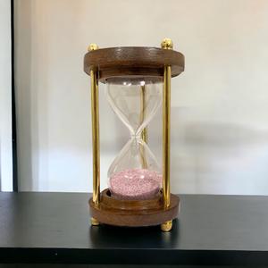 Sablier en bois, laiton et verre dans un coffret en cuir, 2 minutes, léger, design artistique décoratif pour le bureau/le bureau/l'étude - Product Image 5