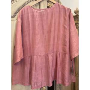 Blusa de Seda para Mujer PADMA, Color Rosa Polvoriento, con Cuello Alto de Satén y Decoración de Encaje, Corte Holgado, Talla Única (XS-XL) - Product Image 4