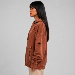 Sudadera con capucha para mujer con efecto desgastado, degradado artístico y acabado con estilo vintage, diseñada para colecciones de streetwear de moda y moda diaria. - Product Image 3