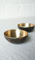 Grand bol rond en métal pour contenir des dattes Medjool de qualité supérieure lors des repas familiaux et des rassemblements spéciaux