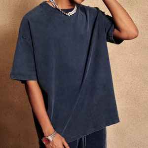 เสื้อยืดผ้าคอตตอนสี100% ของผู้ชายเสื้อโอเวอร์ไซส์ดีไซน์โอเวอร์ไซส์ซักสีดำเปิดไหล่สำหรับผู้ชาย - Product Image 4