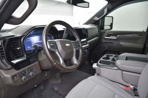 Silverado 2500HD LT 2024 Usada, Cabina Doble, Tracción en las Cuatro Ruedas, Volante a la Izquierda, Interior Oscuro, Asientos de Cuero, Control de Crucero Adaptativo, Neumáticos R19 - Product Image 2