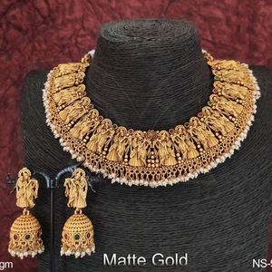 Ensemble collier temple en plaqué or mat de créateur - Product Image 1