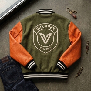 Blouson Varsity en Cuir Vert Olive et Orange Personnalisé, Style Vintage Bomber Streetwear, avec Capuche et Lettrage, pour OEMs, ODMs et Marques Privées - Product Image 2