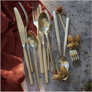 ชุดช้อนส้อมสแตนเลสสีทองสำหรับงานแต่งงานของโรงแรมหรูหราโต๊ะรับประทานอาหารปรับแต่งโลโก้ที่จับโลหะหนา - Product Image 2