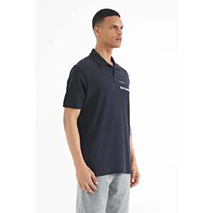 Camiseta Polo Tommylife para Hombre, Color Azul Marino, con Estampado de Letras, Corte Estándar - 88236 - FIESTA - Product Image 5