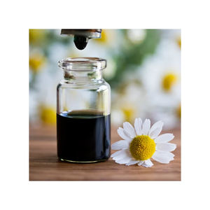 Aceite esencial de manzanilla azul natural 100% al por mayor para cosméticos y productos para el cuidado de la piel a granel - Product Image 1