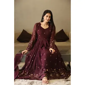 Conjunto de traje Anarkali bordado para mujer de VIBHUTI en color vino - Product Image 6